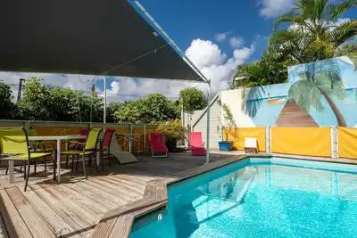Une villa colorée au charme créole, offrant un espace de vie spacieux.