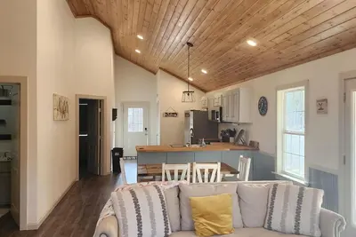 Hillside Hideaway Cabin near Jasper