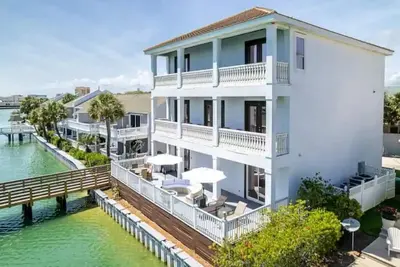 Image de 7bdrm 6 bath Lakefront Luxury home with Private Beach