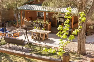 Image de The Cabbage in Bison Ridge is minutes away from dining, hiking, and snow skiing.
