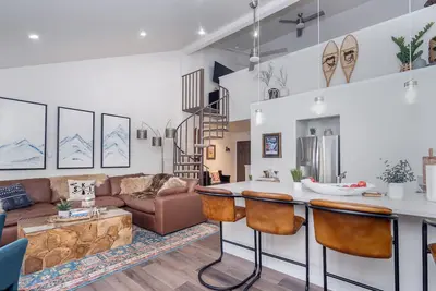 Image de Newly Remodeled 2nd floor Lulu City Condo