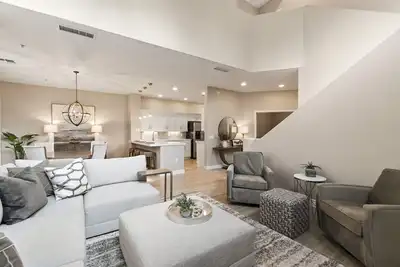 Image de Luxury Condo Living in the Perfect North Scottdale Location w/ Heated Pool & Spa