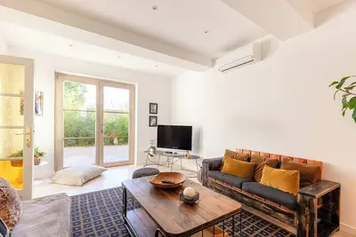 Image de \"La Petite Bastide\" avec vue sur les montagnes, terrasse privée et Wi-Fi
