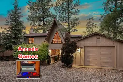 Image de Gorgeous Munds A-Frame Cabin Retreat, New custom arcade machine! Dishwasher Added Too!
