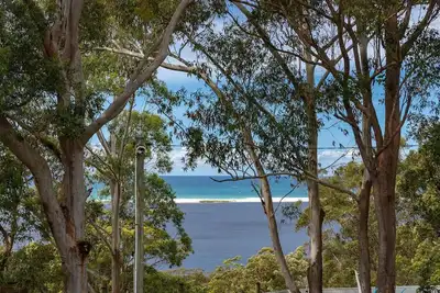 Image de Smiths Lake, rainforest canopy and Sandbar Beach Views. Fab home for 10 guests.