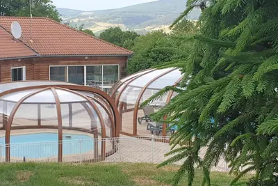 Image de Chalet Acacia avec vue sur la montagne, piscine partagée et Wi-Fi