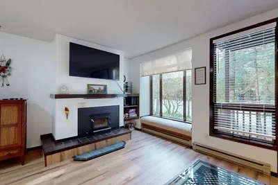 Image de Mountainside apartment with wood fireplace, pool, hot tub, sauna, & tennis court