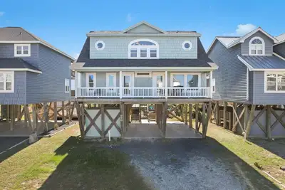 Image de \"The Sea Glass Inn\" is an Oceanfront, 4 Bedroom, 4 Bathroom Home with Private Pool