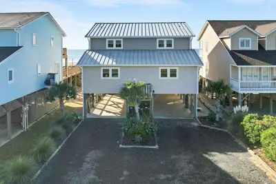 Image de \"The Beach House\" is an Oceanfront 6 Bedroom, 6 Bathroom Home!