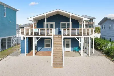 Image de \"Kiki Hut\" Second Row, 4 Bedroom, 2 Bathroom Home