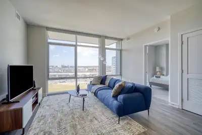 Image de Excellent Fairfax 2br w/ Pool & Elevator, nr Bus Stops, by Blueground