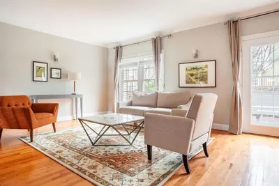 Image de Hip Fairfax 3br w/ Backyard, nr Shopping Mall & Park, by Blueground