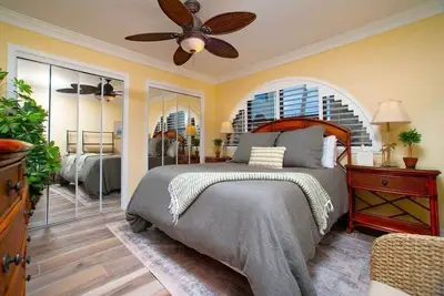 Image de Water View 2 Bed Apt Near Beach w/ Pool