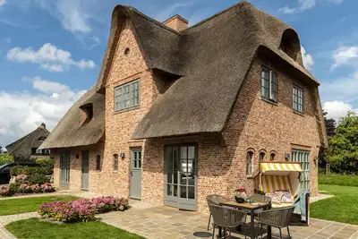Image de A vacation dream come true under thatch