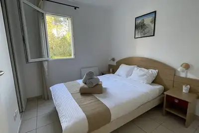 Image de Chalet au calme 5pers à la Plage-Piscine-Tennis-Pétanque-Parking privé.