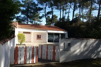 Image de Charmante maison rénovée en lisière de forêt, 600m de la plage, 2 jardins clos, confort moderne