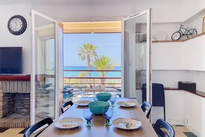 Image de Appartement en bord de plage avec terrasse, parking privé, wifi et équipements modernes