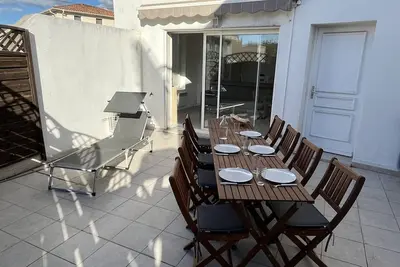 Image de Appartement T3 lumineux avec grande terrasse, clim, parking gratuit et Wi-Fi - 5 personnes