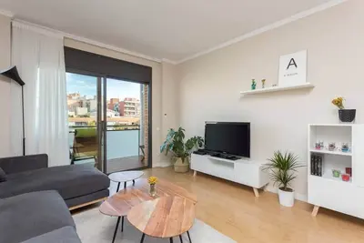 Image de Modern apartment with all amenities. Close to the Fira de Barcelona, 15 min by metro/bus from Plaza Cataluña and 15 min by car from the airport. Residential and quiet building located in a family area with a large park in front of the building.