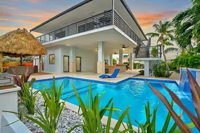 Image de Waterfront Retreat with Dockage, Pool, and Direct Access to Ocean