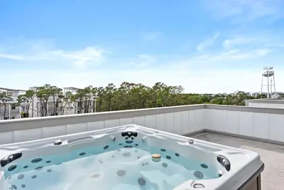 Image de Sea Dweller by AvantStay | Rooftop Spa + Gulf View | Golf Cart, Pool