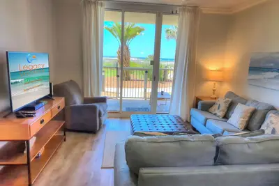 Image de Azure 102 - Beautiful 4Bd Gulf Front Condo w/ 3 King Beds and 1 Queen Bed!