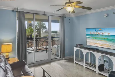 Image de Azure #115 - Beautiful Poolside 4 Bd Beachfront Condo