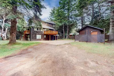 Image de Updated home on an acre of forest with hot tub and deck - near the beach