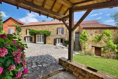 Image de Superbe ancienne maison de ferme entièrement rénovée - piscine privée et vue