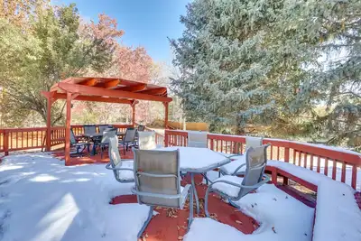 Image de 7 Mi to Downtown Denver: Lakewood Gem w/ Deck!