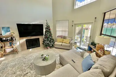 Image de Always Sunny 3br-3ba Villa, Private Pool &Garage in Ideal Neighborhood