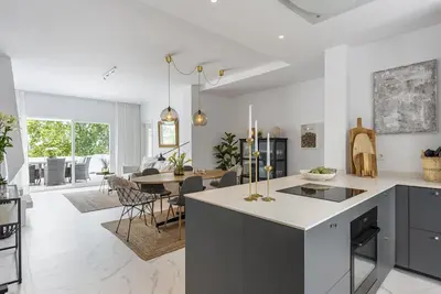 Contemporary new apartment with 2 terraces