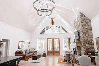 Image de Welcome to the Doc Holiday. Located in the Gorgeous Clifftops of Monteagle, Tn.
