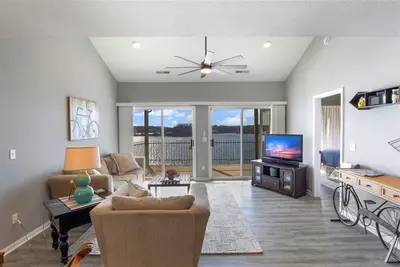Image de Amazing Top Floor Lake Views! Updated Condo, 3 Br/2ba, Great Location, 39' Slip