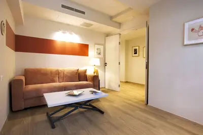 Image de Gracious-Accessible Apt in Ideal Location