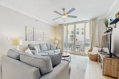 Image de Resort condo near beach with 4 pools, lazy river, 2 hot tubs, Bbq area, balcony