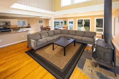 Image de Bayfront dog-friendly retreat w/ private, seasonal pool, decks, game rooms & Ac