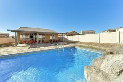Image de Luxe Beaumont Home w\/ Private Pool!