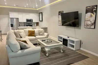 Image de New cozy Katy home! 3 Bed-2. 5 bath, Hot tub, Karaoke Mic, relaxing fireplace.