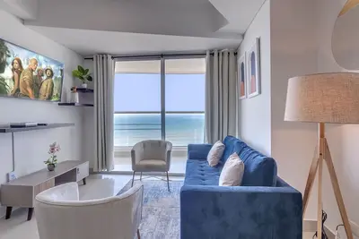 Image de Moderno Apto de Lujo en Frente de la Playa, 5 Minutos del Centro Historico!