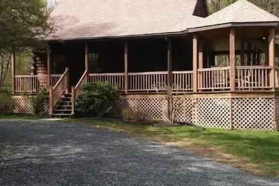 Image de Log Cabin in Farm Country Setting