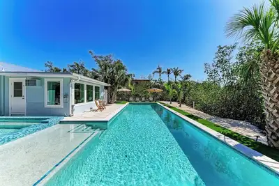 Image de Marys Place Walk to the Beach and Pine Ave shops, Stunning Brand New Pool