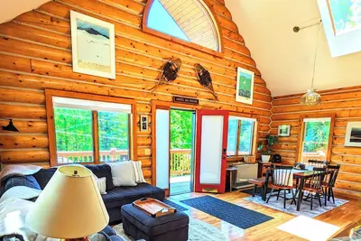 Image de Authentic Log Home in Warren. Ski town. Mountain biking. Short walk to lake.