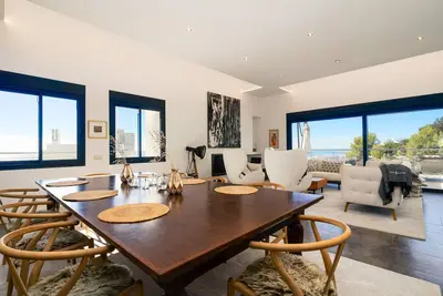 Image de Villa de luxe avec une vue imprenable à Altos de Los Monteros, Marbella