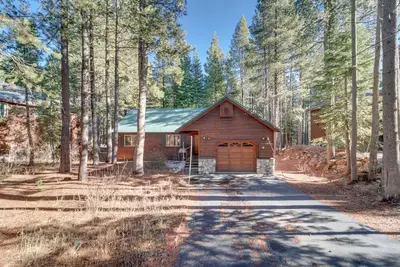 Image de 5 Mi to Donner Lake: Serene Cabin w/ Deck & Yard