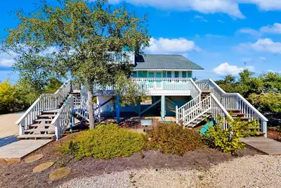 Image de Coastal hideaway with a hot tub, outdoor shower, firepit, & deck - dog-friendly