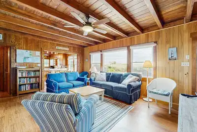 Image de Classic Obx Oceanfront with Sunset and Sunrise Views, dedicated workspace.