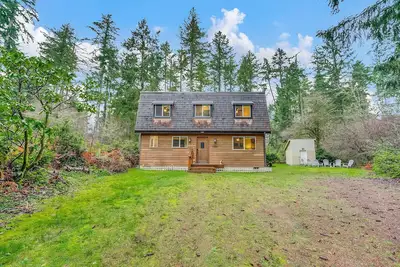 Image de Dog-friendly storybook home in the trees with tennis, pickleball & beach access