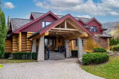 Image de 6 bdrm, 4 bath, luxury log ski cabin, steps from Craiglieth ski club!