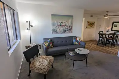 Image de Beautifully furnished two bedroom condo with New interior & Fun Amenities